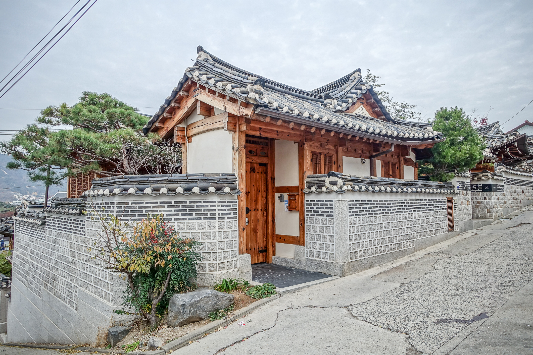 Корейский проект. Hanok Village Сеул. Деревня Букчон Ханок в Сеуле. Фольклорная деревня Букчон. Достопримечательности Сеула деревня Букчон Ханок.