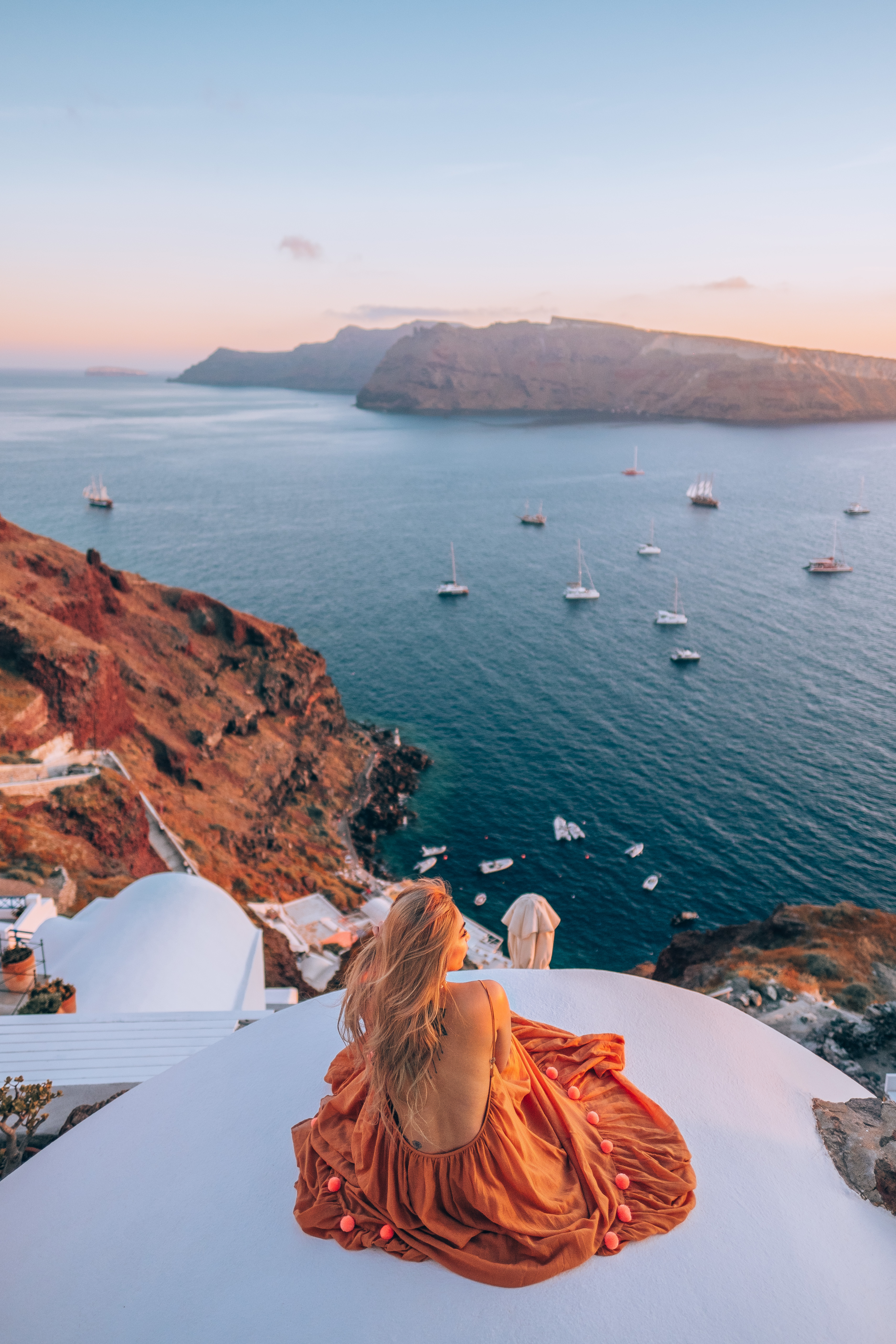 beautiful instagrammable spot in santorini during sunset